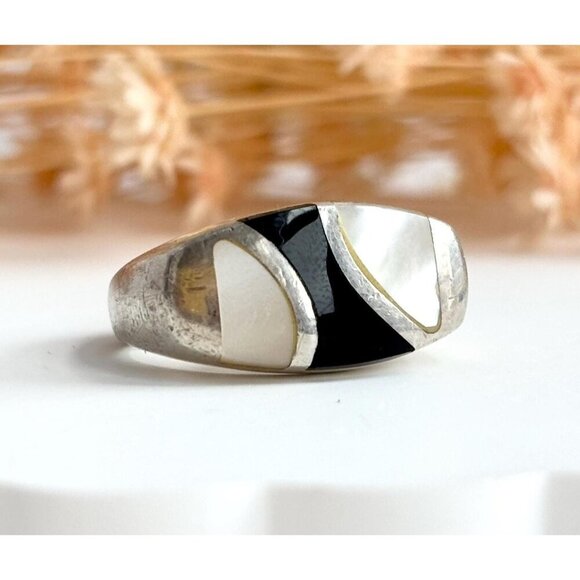 Modernist Mother of Pearl & Black Onyx Sterling Unisex Vintage Ring - sz 5.75 - Picture 1 of 9
